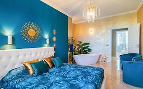 Jungle Suite --- Vasca In Camera