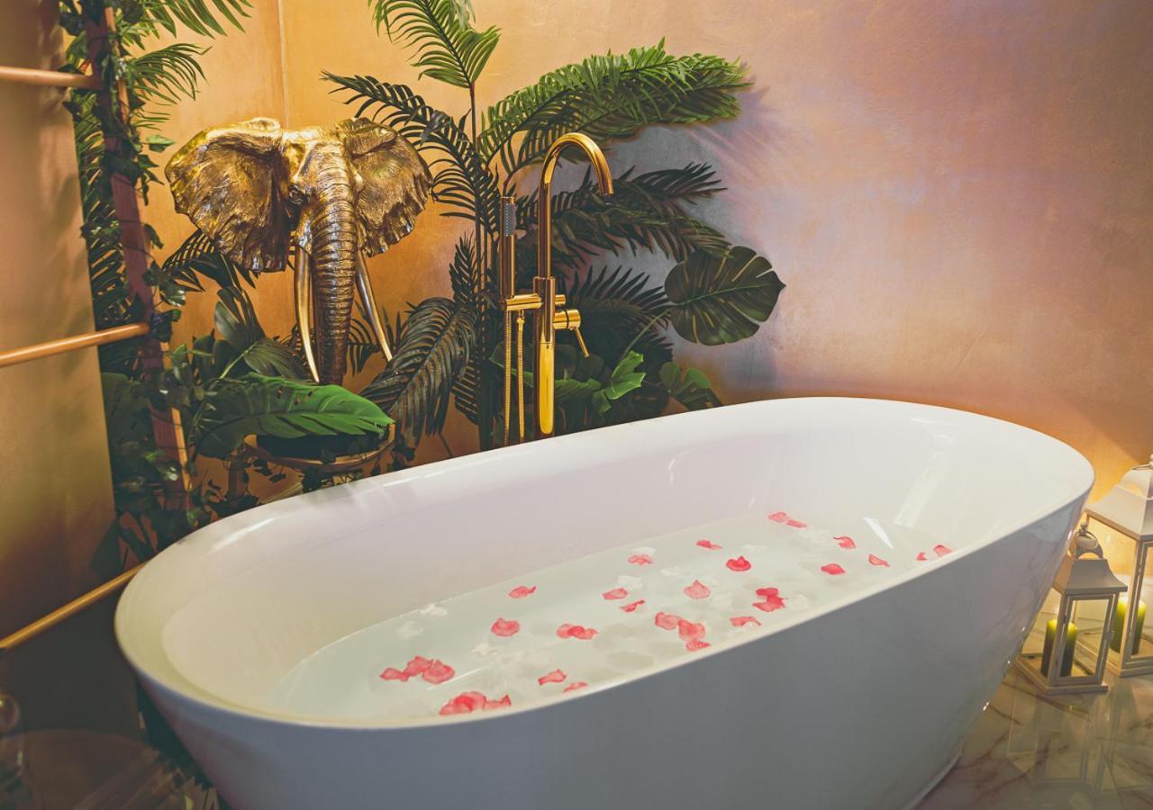 Jungle Suite --- Vasca In Camera Turin Extérieur photo