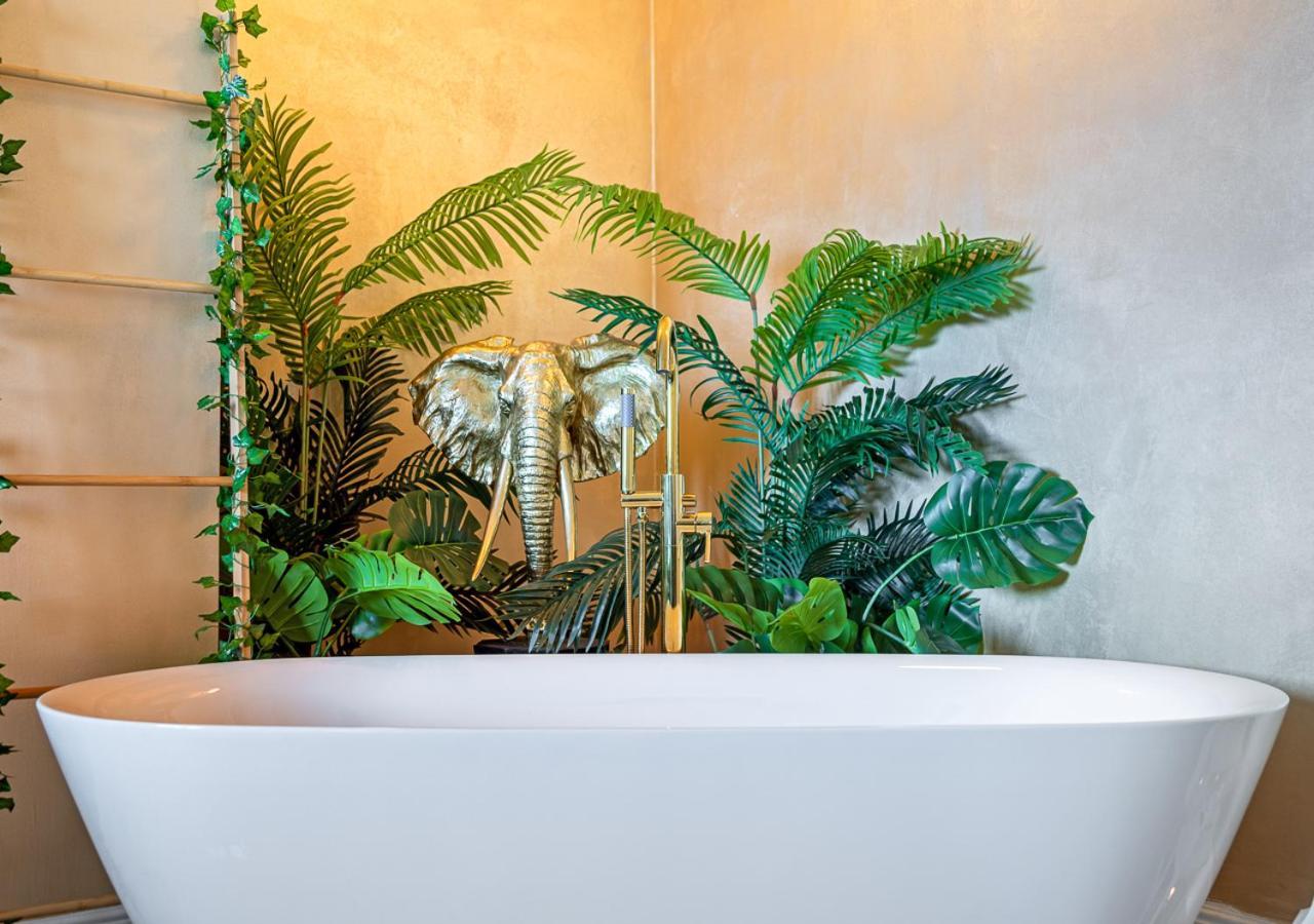 Jungle Suite --- Vasca In Camera Turin Extérieur photo